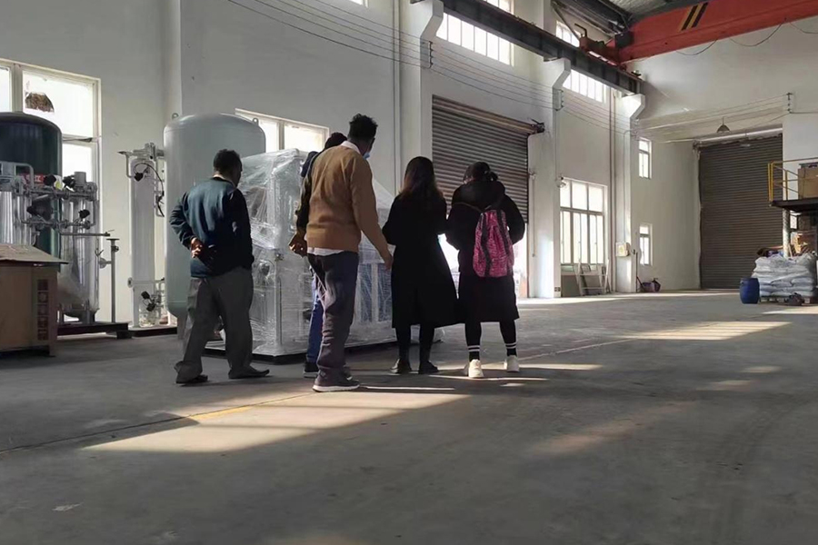 Ang customer ng India ay bumibisita sa 