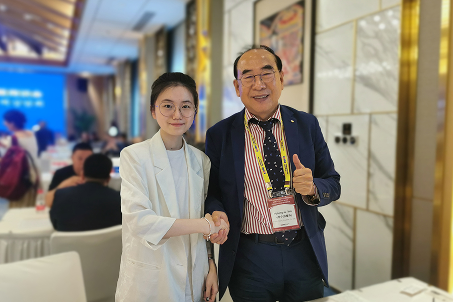 Matagumpay na nakikibahagi sa isa - on - isang talakayan sa negosyo sa ika -37 CEO Summer Seminar